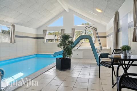 Feriehus 314 har et flott basseng med sklie, et stort innebygd boblebad og en badstue