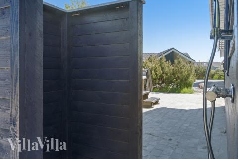 I det attraktive feriehuset nr. 314 i Lolland/Falster/Møn finnes det mengder av utendørsaktiviteter, som leketårn og huskestativ.