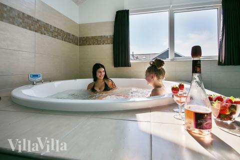 Nyt varmen i boblebadet i luksushus nr. 315 i Fyn og øyer