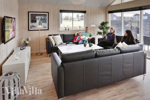 Det er plass til 18 personer i det store lyse oppholdsrommet i luksushus nr. 315.