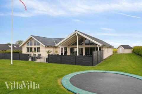 I det attraktive feriehuset nr. 315 i Fyn og øyer finnes det mengder av utendørsaktiviteter, som leketårn og huskestativ.