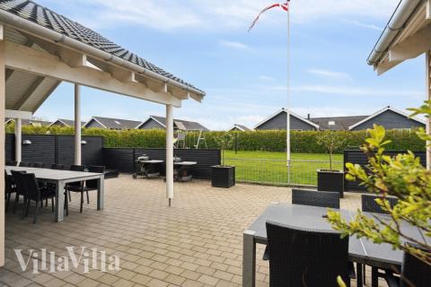 Luksushus nr. 315 har en deilig terrasse med gode hagemøbler til 18 personer.