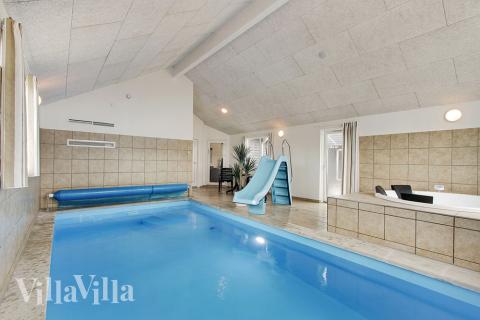 Feriehus 316 har et flott basseng med sklie, et stort innebygd boblebad og en badstue