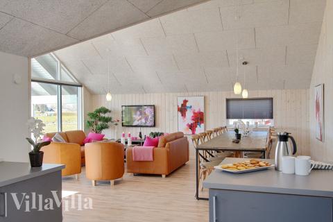 Det er plass til 14 personer i det store lyse oppholdsrommet i luksushus nr. 317.