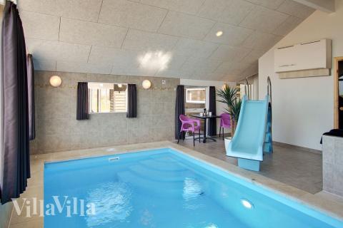 Feriehus 317 har et flott basseng med sklie, et stort innebygd boblebad og en badstue