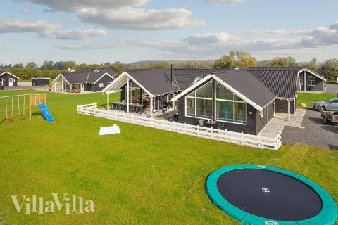 Dette flotte luksussommerhuset nær Skåstrup Strand og Bogense er innredet med lekre møbler og fine arkitektoniske detaljer\r\n
