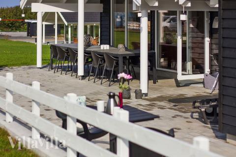 Luksushus nr. 317 har en deilig terrasse med gode hagemøbler til 14 personer.