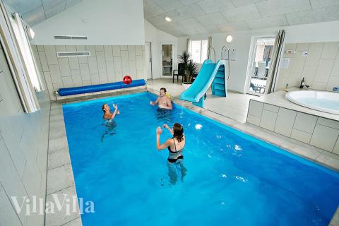 Feriehus 318 har et flott basseng med sklie, et stort innebygd boblebad og en badstue