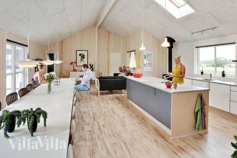 Det er plass til 22 personer i det store lyse oppholdsrommet i luksushus nr. 318.