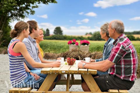 Nyt en grillkveld på terrassen i luksushus nr. 318 i Fyn og øyer