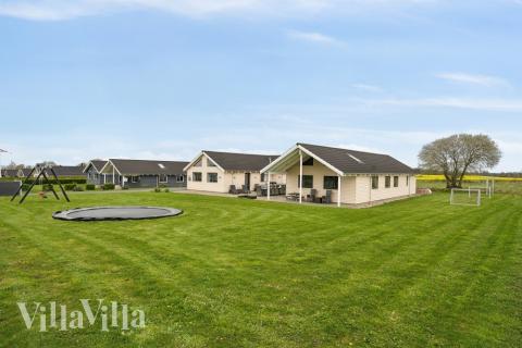 I det attraktive feriehuset nr. 318 i Fyn og øyer finnes det mengder av utendørsaktiviteter, som leketårn og huskestativ.