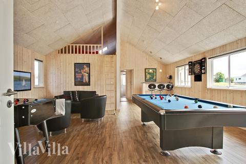 Luksushus nr. 319 til 18 personer tilbyr et stort aktivitetsrom med bl.a. biljard og dart