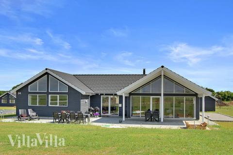 Fantastisk luksussommerhus med basseng og aktivitetsrom, som byr på en helt spesiell ferieopplevelse på Nordfyn.\r\n