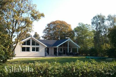 Handikapvennlig sommerhus ved Dronningmølle med plass til 16 personer, basseng og aktiviteter som f.eks. biljard og dart\r\n