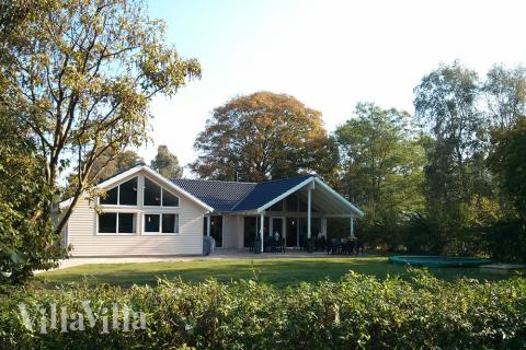 Handikapvennlig sommerhus ved Dronningmølle med plass til 16 personer, basseng og aktiviteter som f.eks. biljard og dart\r\n