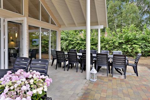 Luksushus nr. 321 har en deilig terrasse med gode hagemøbler til 16 personer.