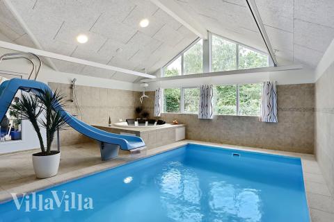 Feriehus 321 har et flott basseng med sklie, et stort innebygd boblebad og en badstue