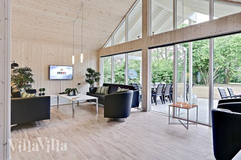 Det er plass til 16 personer i det store lyse oppholdsrommet i luksushus nr. 321.