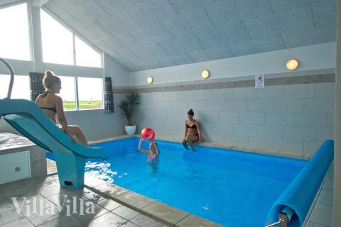 Feriehus 322 har et flott basseng med sklie, et stort innebygd boblebad og en badstue