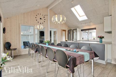 Det er plass til 18 personer i det store lyse oppholdsrommet i luksushus nr. 322.