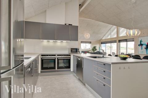 Kjøkkenet i luksushus nr. 322 er fullt utstyrt så dere lett kan lage mat til 18 personer.