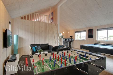 Luksushus nr. 322 til 18 personer tilbyr et stort aktivitetsrom med bl.a. biljard og dart