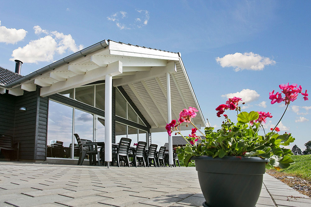 Nyt en grillkveld på terrassen i luksushus nr. 322 i Fyn og øyer