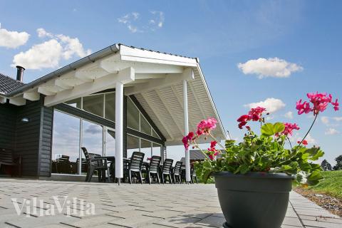 Nyt en grillkveld på terrassen i luksushus nr. 322 i Fyn og øyer