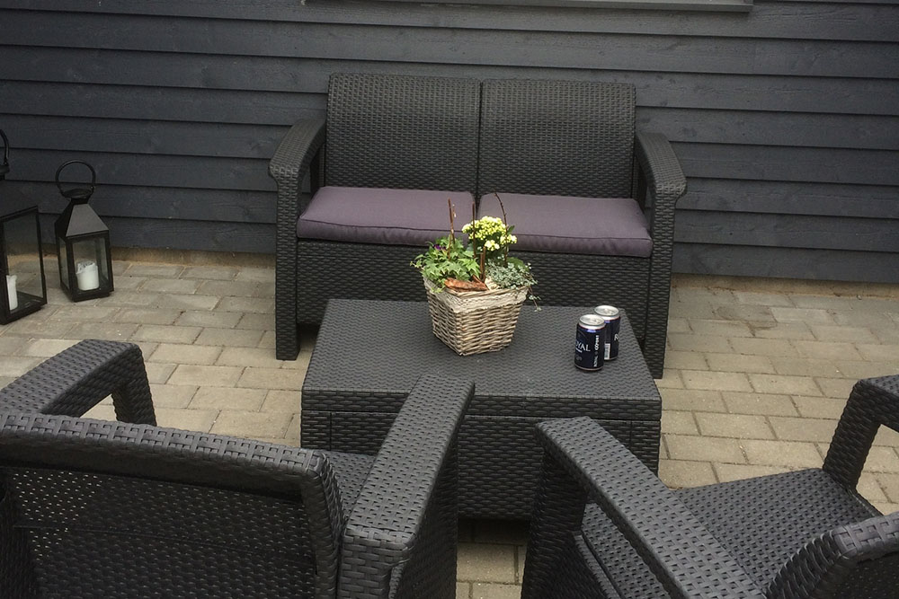 På terrassen i feriehus nr. 322 er det plass til 18 personer.