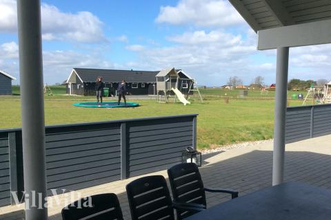 I det attraktive feriehuset nr. 322 i Fyn og øyer finnes det mengder av utendørsaktiviteter, som leketårn og huskestativ.