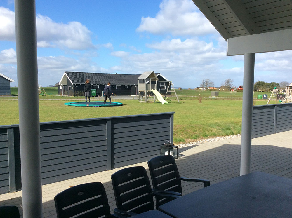 I det attraktive feriehuset nr. 322 i Fyn og øyer finnes det mengder av utendørsaktiviteter, som leketårn og huskestativ.