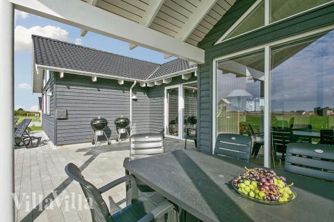 Luksushus nr. 322 har en deilig terrasse med gode hagemøbler til 18 personer.