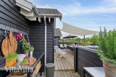 Luksushus nr. 323 har en deilig terrasse med gode hagemøbler til 16 personer.