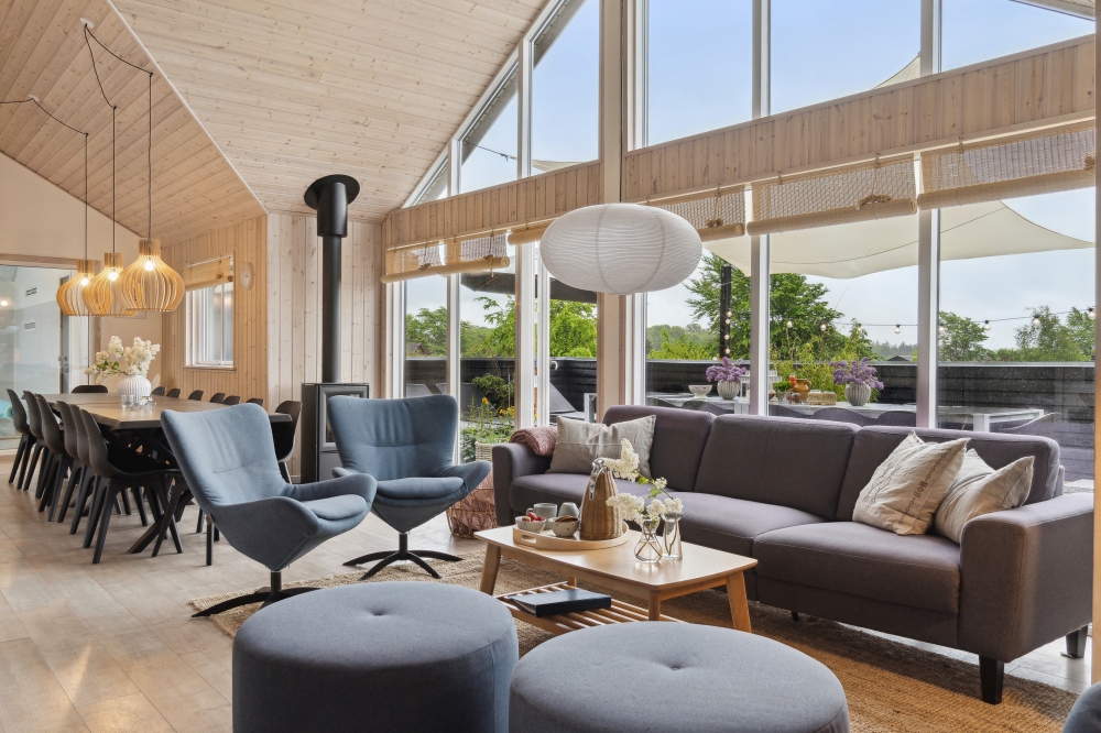 Sofaen i luksushus nr. 323 i Nordsjælland er perfekt for å hygge seg med et brettspill eller se en film sammen.