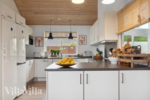 Kjøkkenet i luksushus nr. 323 er fullt utstyrt så dere lett kan lage mat til 16 personer.