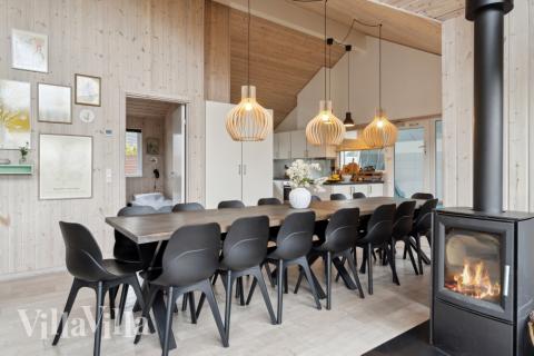 Det er plass til 16 personer i det store lyse oppholdsrommet i luksushus nr. 323.