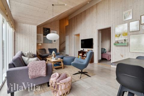 Det er god plass til hygge i feriehusets sofagruppe under oppholdet i luksushus nr. 323