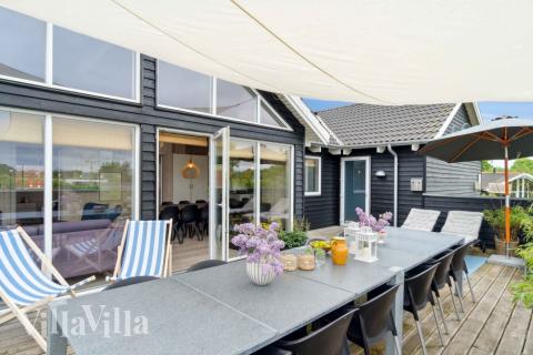 Nyt en grillkveld på terrassen i luksushus nr. 323 i Nordsjælland