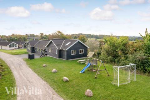 Dette lekre huset med svømmebasseng, nr. 323, med plass til 16 personer, ligger i Nordsjælland