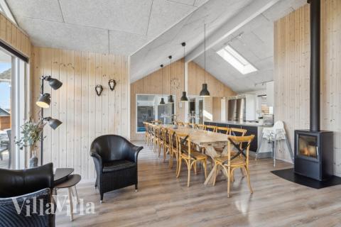 Det er plass til 18 personer i det store lyse oppholdsrommet i luksushus nr. 324.