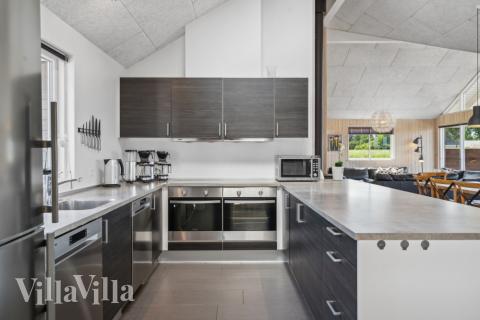 Kjøkkenet i luksushus nr. 324 er fullt utstyrt så dere lett kan lage mat til 18 personer.