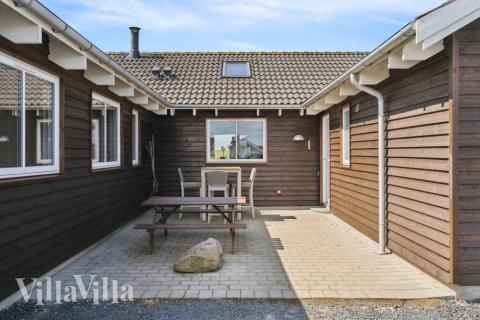 På terrassen i feriehus nr. 324 er det plass til 18 personer.