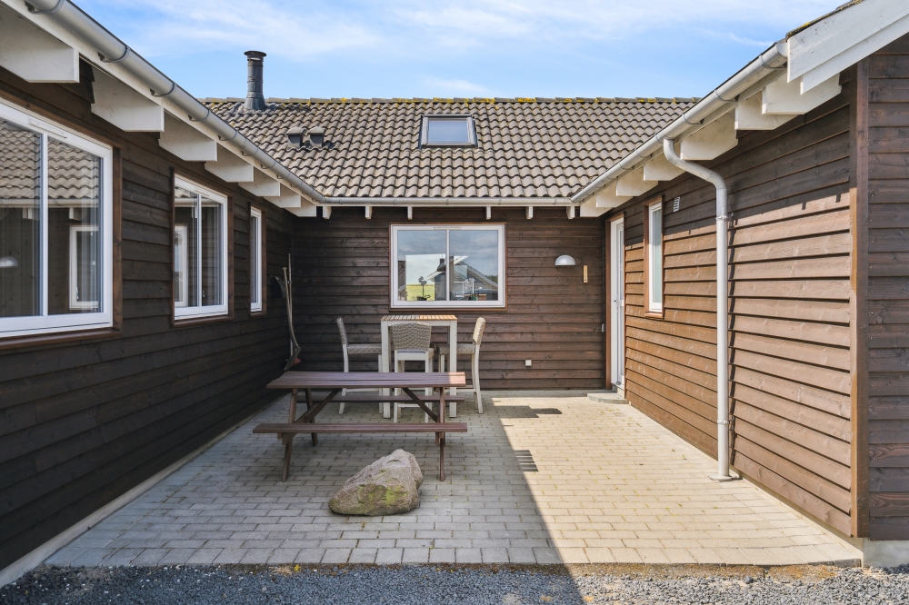 På terrassen i feriehus nr. 324 er det plass til 18 personer.
