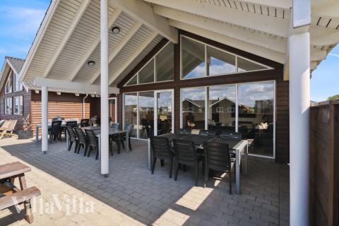 Luksushus nr. 324 har en deilig terrasse med gode hagemøbler til 18 personer.