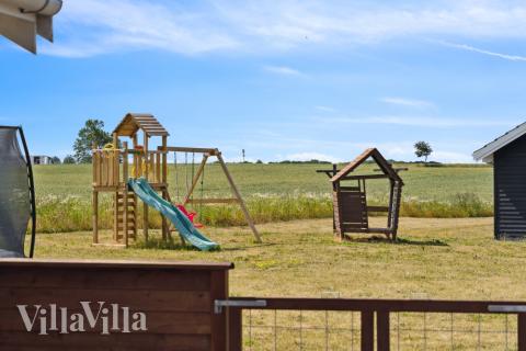 I det attraktive feriehuset nr. 324 i Fyn og øyer finnes det mengder av utendørsaktiviteter, som leketårn og huskestativ.