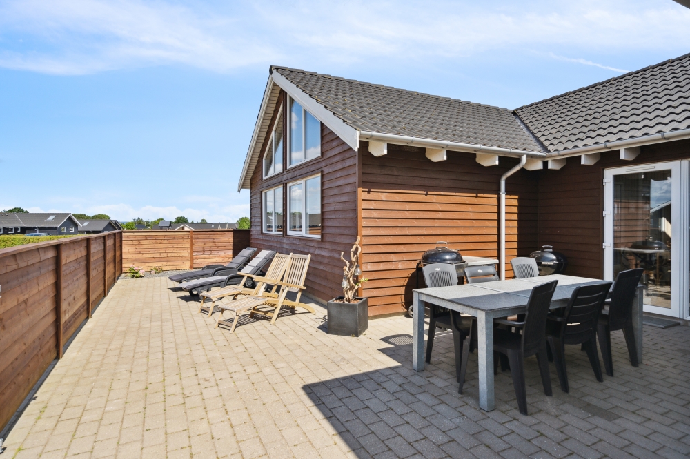 Nyt en grillkveld på terrassen i luksushus nr. 324 i Fyn og øyer