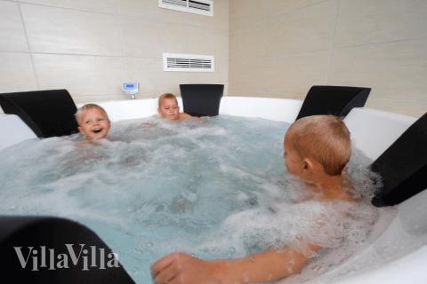 Nyt varmen i boblebadet i luksushus nr. 327 i Fyn og øyer