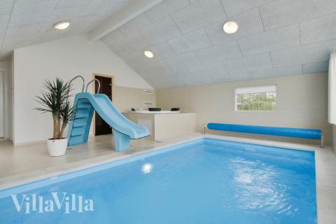 Feriehus 327 har et flott basseng med sklie, et stort innebygd boblebad og en badstue