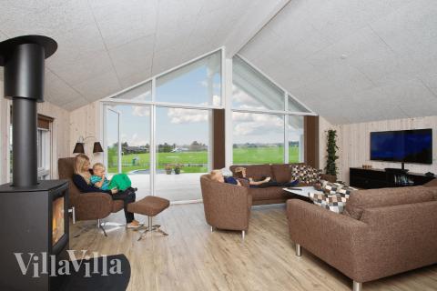 Sofaen i luksushus nr. 327 i Fyn og øyer er perfekt for å hygge seg med et brettspill eller se en film sammen.