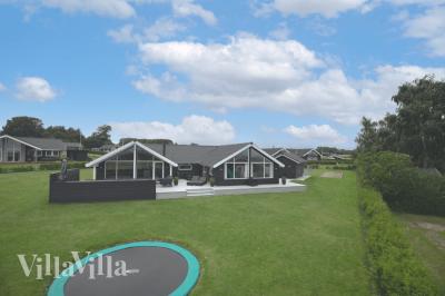 Dette lekre huset med svømmebasseng, nr. 327, med plass til 14 personer, ligger i Fyn og øyer